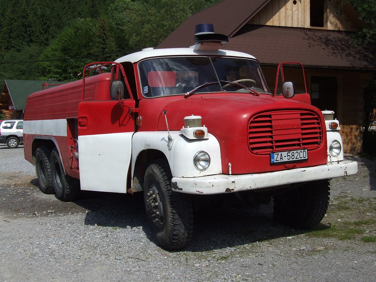 Cisternová automobilová striekačka - Tatra 148 CAS-32